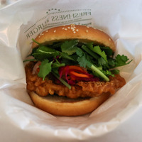 「パクチーチキンバーガー バインミー」【撮影／平木昌宏】