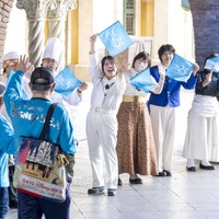 パークが開園するとたくさんのキャストがゲストをお出迎え ©Disney