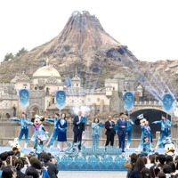 （ステージ上の左から）ミニーマウス、濱中ひかる、クラーク・ジョーンズ、髙野由美子、高橋渉、亀田真吾、ミッキーマウス ©Disney