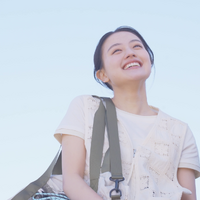 上坂樹里が「niko and ...」新CMキャラクターに就任！海辺で描く「2回目の出会い」