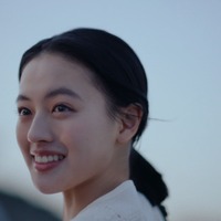 上坂樹里が「niko and ...」新CMキャラクターに就任！海辺で描く「2回目の出会い」