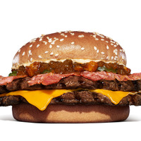 バーガーキング、特製スモークベーコンソースを使用した大型バーガーが登場！17日より販売開始 画像