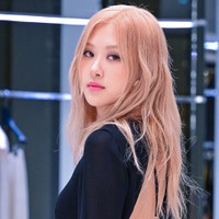 スレッスレ…BLACKPINK・ロゼ、透けた黒ミニワンピで艶やかに！寝そべり写真も