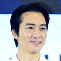 “韓流四天王第2世代”俳優ソン・スンホン、韓国アイドルの結婚式に登場「羨ましい」