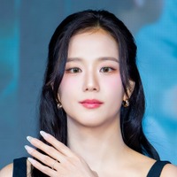 BLACKPINK・ジス、「まったく関係がない」の直後にスケジュール取り消し　“実兄の疑惑”で広がる違和感の正体