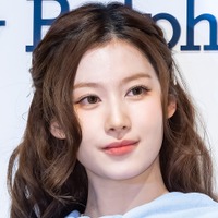 TWICE・サナ、“春の女神”のような美貌で視線をクギ付けに！爽やかルックでイベント出席