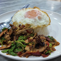 【アジア美食レポート】路地裏50バーツから和牛まで！一度は食べたいバンコク“絶品ガパオ”3選