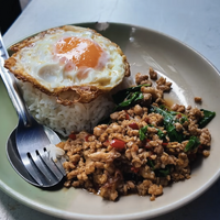 【アジア美食レポート】路地裏50バーツから和牛まで！一度は食べたいバンコク“絶品ガパオ”3選