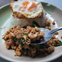 【アジア美食レポート】路地裏50バーツから和牛まで！一度は食べたいバンコク“絶品ガパオ”3選