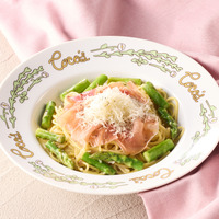 熟成生ハムと旬のアスパラガスを使ったクリームパスタも！ココス、5月限定メニュー3品を販売 画像