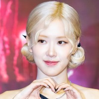 肌見せも上品に…BLACKPINKロゼ、気品漂うセンシュアルなドレス姿を公開