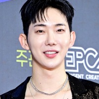 海外で“19禁”の衝撃体験!?　韓国歌手がカルチャーショック告白「みんな脱いでた」