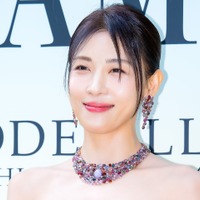 え！タトゥー？“NHK韓ドラの女王”ハ・ジウォン、色気あふれるオフショル姿に視線釘付け