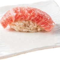 「アンデスの紅塩で食べる、本鮪カマトロ握り［1貫］」（税込352円）
