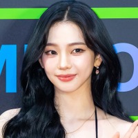 寝そべり“妖艶ポーズ”…aespa・カリナ、タイト衣装で際立つボリューム感「これは危険」