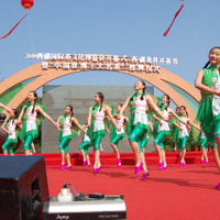 西湖国際茶文化博覧会で踊りを披露する少女たち