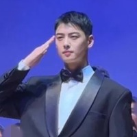 やはり芸能人…約13億円の追徴金を完納したチャ・ウヌが軍楽隊イベントに登場、目を引くビジュアル