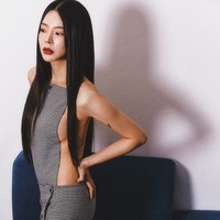 華奢ボディとのギャップが…韓国女性歌手、“胸元ぱっくり”トップスからボリューム感チラ見え