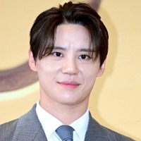 元東方神起・ジュンス、気品漂う“スーツ姿”で授賞式に登場！爽やかオーラで視線独占【独自写真】