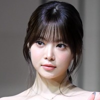 腰までざっくりと…LE SSERAFIM・ウンチェ、透け透けコルセットから“美くびれ”あらわ「眼福です」