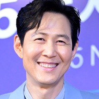 『イカゲーム』俳優イ・ジョンジェ、11年交際“財閥の恋人”と公演デート？目撃談が話題「オーラが…」 画像