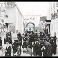 番組内では随所で当時のアーカイブ画像も映し出される。時代の変遷を感じ、タイムトラベル気分に。上は1950年代の百軒店の様子。