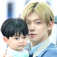 TXT・ヨンジュン、赤ちゃんを抱えて空港に登場！お父さんのような姿を見せたメンバーたちも話題