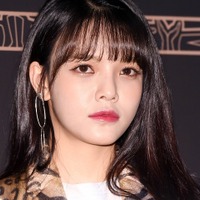 細すぎる腕に刻まれたタトゥー…韓国元アイドル、極限ダイエットのインフルエンサーを彷彿とさせる近影
