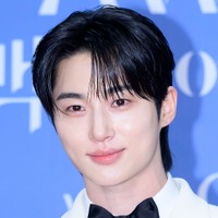 「遺伝子強すぎ」俳優ビョン・ウソク、“そっくり”な美人実姉が話題…173cm元モデルのCA