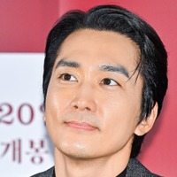 “韓流四天王第2世代”俳優ソン・スンホン、長髪姿に視線釘付け！新作で落ちぶれたスター演じる