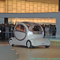 ゴーン社長がコンセプトカー「Pivo」に乗って登場