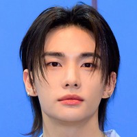 「見惚れてしまう」Stray Kids・ヒョンジン、無造作な長い黒髪で見せた色気に反響続々