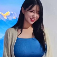 規格外のボリュームが眼福！韓国チアのキム・ヒョニョン、抜群スタイル際立つモノキニ姿公開