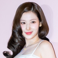 インナーの紐が…TWICE・サナ、ドキドキする“超接近”SHOT！ぴっちり私服で見せた極上の可愛さ
