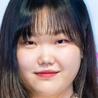 “肥満治療薬”疑惑に悔しさを吐露したことも…兄と活動中の韓国女性歌手、激ヤセビジュ改めて注目