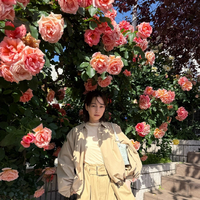 のん、スゴすぎる満開のバラとのショット公開！ファン「雰囲気良すぎ」「素敵な写真」と驚き