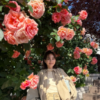 のん、スゴすぎる満開のバラとのショット公開！ファン「雰囲気良すぎ」「素敵な写真」と驚き