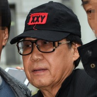 取り巻き女性たちを「側室」扱い…時代錯誤な“王様気取り”の韓国歌手（80）に批判殺到
