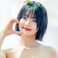 「見えちゃいそう…」サイド全開トップスで“ふくらみの始まり”大胆披露のミンニ、視線独占