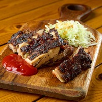 ドラム缶で炭火焼き ジャークチキン