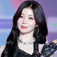 下げすぎじゃない？日本人K-POPアイドル、大胆“腰見せファッション”に視線集中「きゃー！」