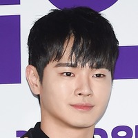 「金貸しに殴られた」突然の引退宣言から2日、顔に傷をつけて配信…韓国俳優、心配される近況