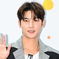 BTSメンバーと2年間共同生活の経験も…韓国歌手、集団食中毒で“命の危機”「本当に死にかけた」