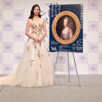 中条あやみ、マリー・アントワネットを意識したドレスで登場！