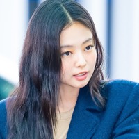 一糸まとわぬアヴァンギャルドな姿も…BLACKPINKジェニーとCHANELの縁、雑誌カバーに登場