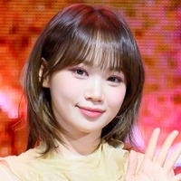 活動中断中のLE SSERAFIM・チェウォン、“メンバーの関係性”描いた新曲をライブ披露！澄んだ歌声で魅了