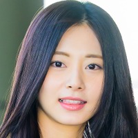 TWICE・ツウィ、透明感あふれる“メガネ姿”にファン歓喜「目がキラッキラ…」「たまんない」