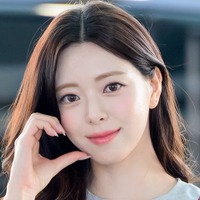 ミニスカ×ニーハイの破壊力…ユナ、制服から覗く“絶対領域”にクギ付け「反則です」
