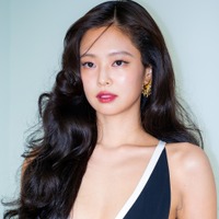 上半身の布面積が…BLACKPINK・ジェニー、みぞおちまで丸見え“ギリギリ”衣装で視線独占 画像
