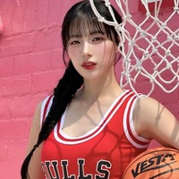 深めVネックから覗く美Body、前かがみも…大谷翔平の試合にも登場した韓国人気チアの悶絶ショット
